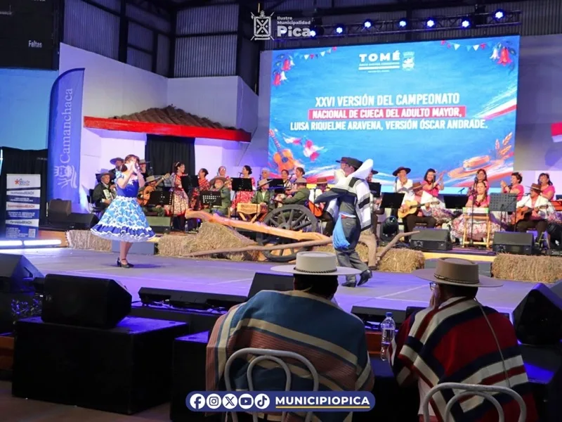 Pareja bailando cueca en el escenario del Campeonato Nacional de Cueca del Adulto Mayor, en Tomé
