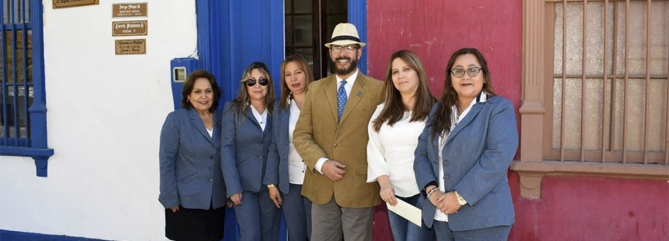 Equipo del Juzgado de Policía Local de pie frente a la fachada del tribunal